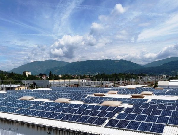 F&P - Zeit für Heldinnen und Helden- Photovoltaikanlage am Dach - Fotograf Christoph Koberer